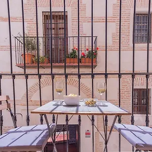 -malagasunapts- Vibrant Historic Centre Apartment